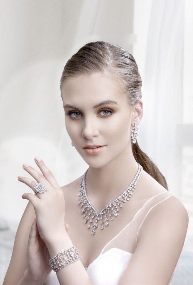 أطقم استثنائية مجوهرات معوّض.. تليق بالعروس المميزة