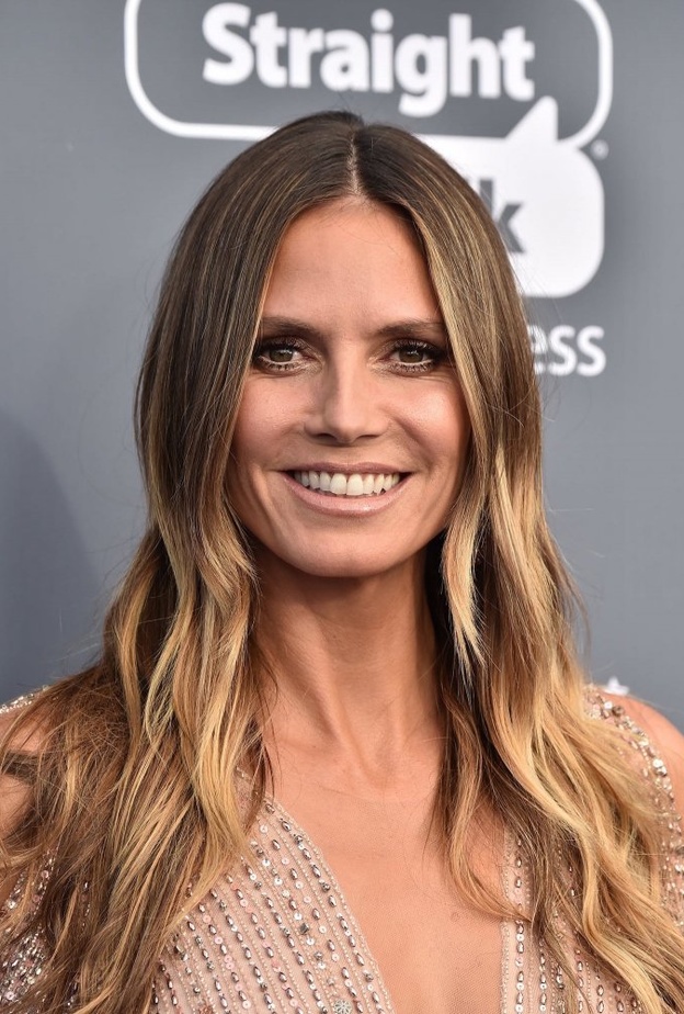 تترك كلوم جذور الشعر داكنة ثم تترك خصلها الشقراء تنفرد على الأكتاف