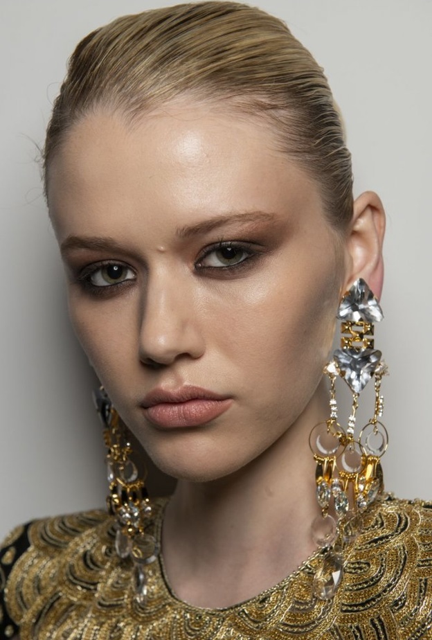 مكياج عيون برونزي مشرق لصيف 2020 من Naeem Khan