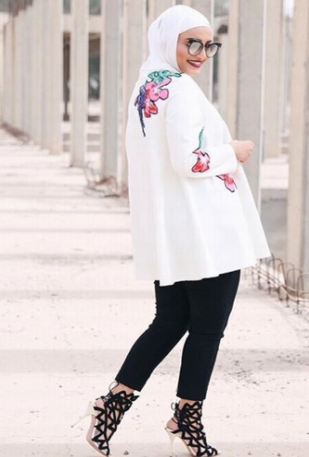  اطلالة أنيقة اعتمدت فيها دلال الدوب بلوز طويل أبيض مع بنطلون أسود