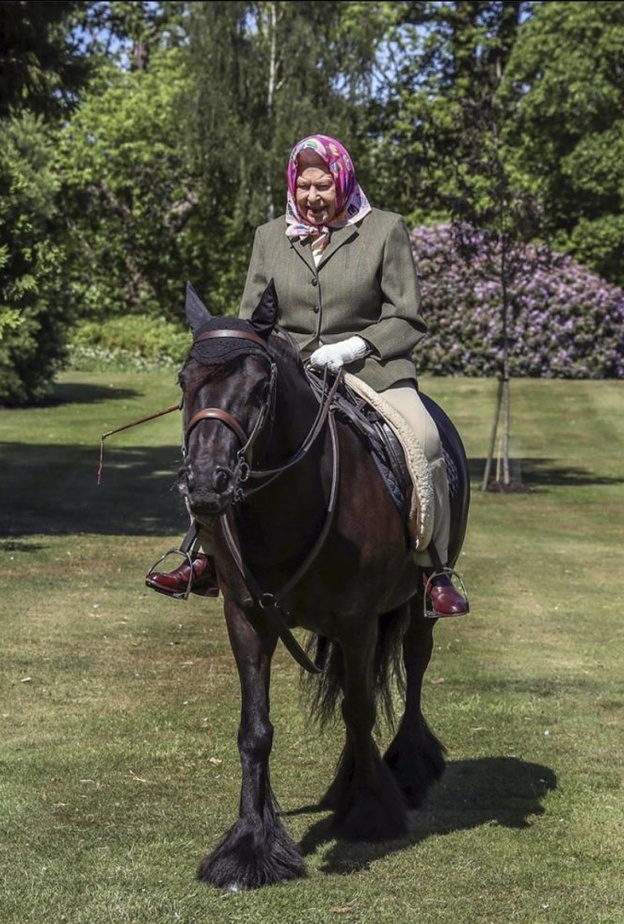 الملكة اليزابيث لا تزال تمارس نشاطها خلال الحجر الصحي