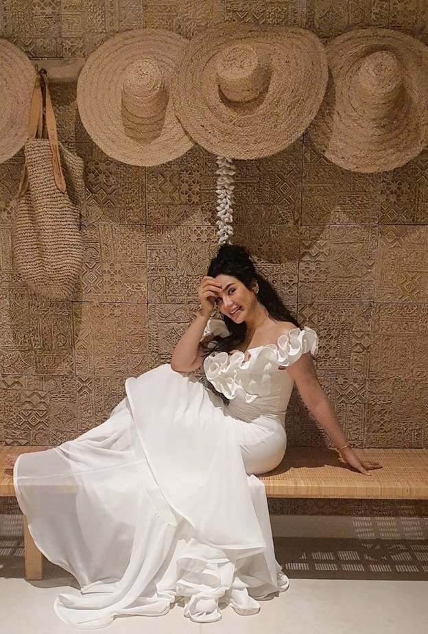 موديلات فساتين واسعه وبيضاء مستوحاة من اجمل اطلالات لجين عمران العصرية