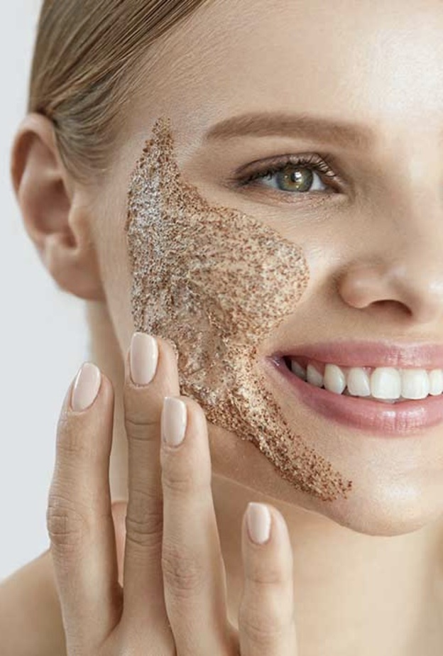 طرق طبيعية لتقشير البشرة الحساسة وعلاجها في المنزل