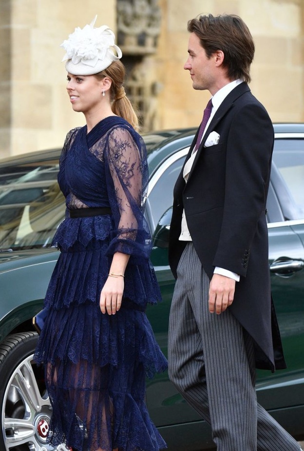 إطلالة ساحرة باللون الكحلي من تصميم Self-Portrait