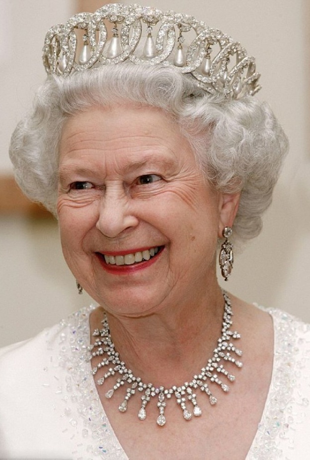 سيدات العائلة المالكة البريطانية يتألقن باللؤلؤ.. حجر شهر يونيو