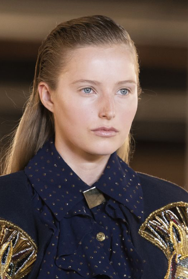 تسريحات شعر مسحوبة الى الخلف لصيف 2020 من Balmain