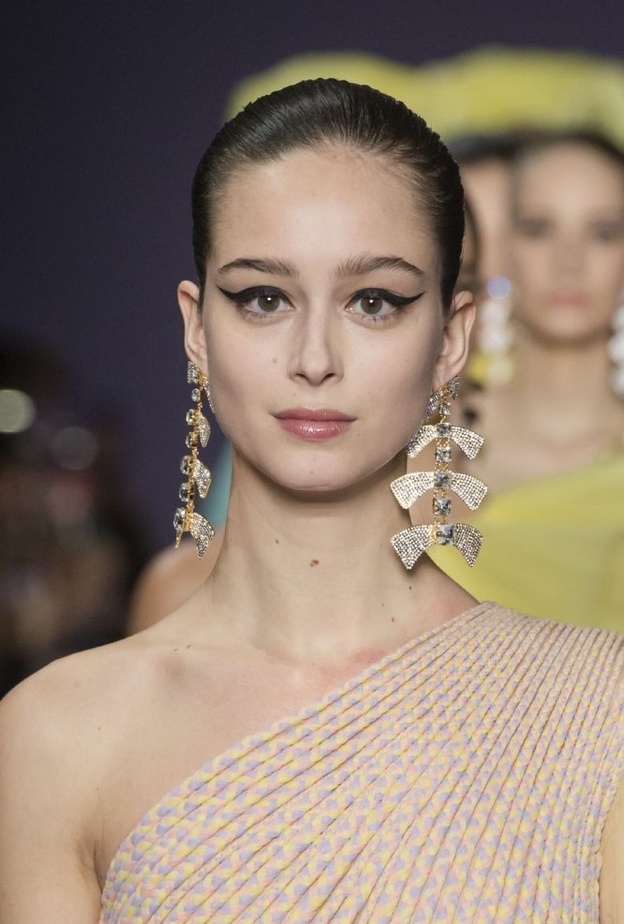 رسمات ايلاينر ريترو عريضة ومجمحة من دار Georges Hobeika