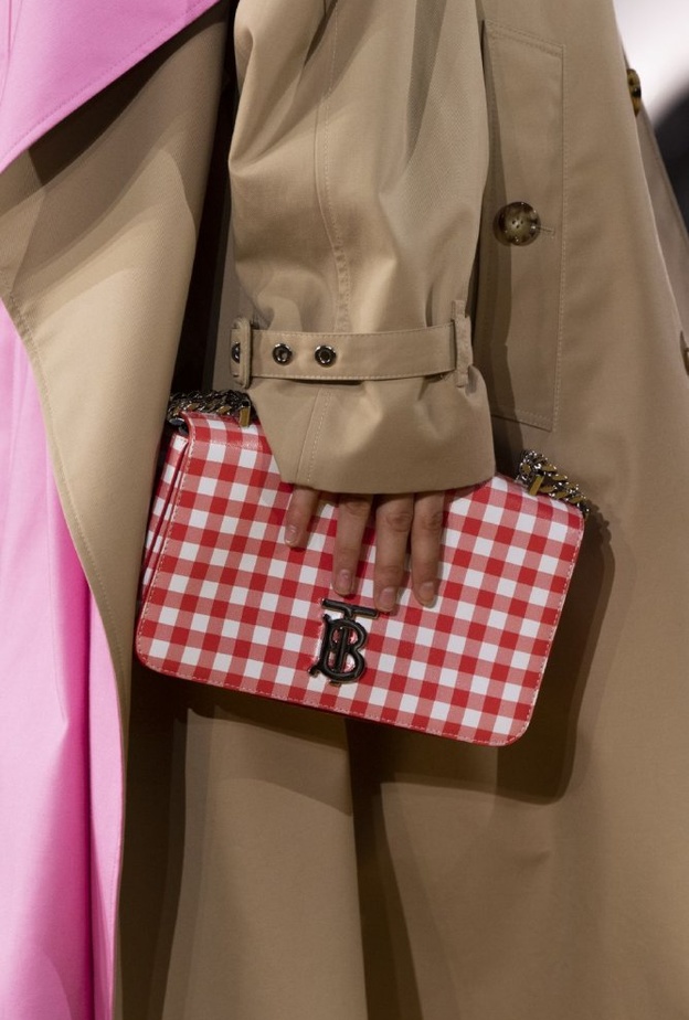 حقائب بأقمشة الكارو الاحمر الصغير من دار Burberry