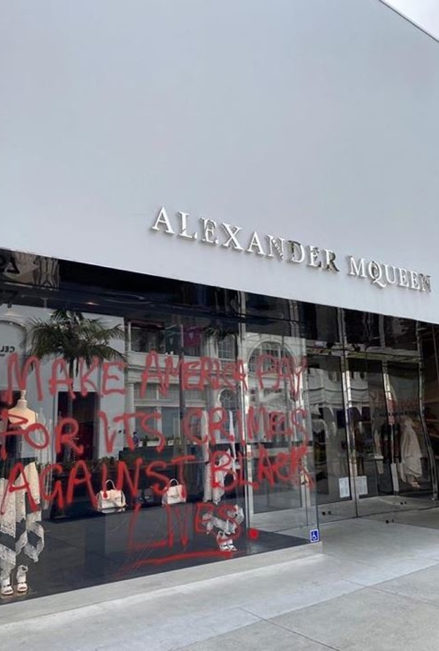  كتب المحتجون شعارات على واجهة الكسندر ماكوين