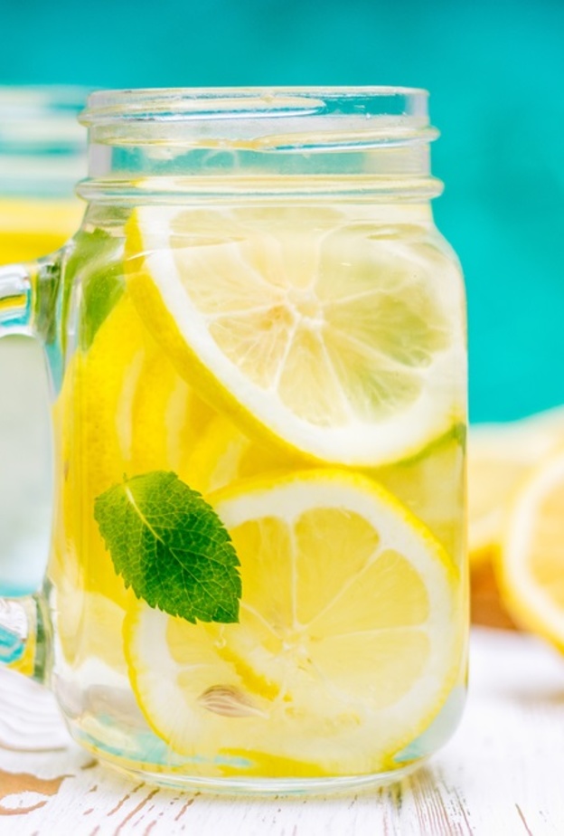 فوائد الليمون والماء قبل النوم