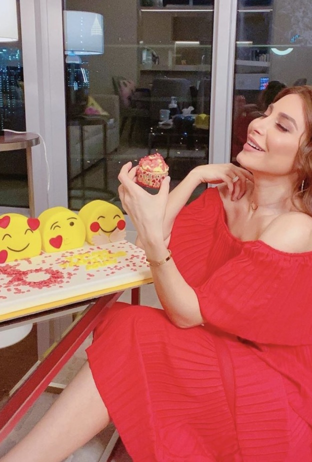 يارا تحتفل بعيد ميلادها في المنزل خلال الحجر الصحي