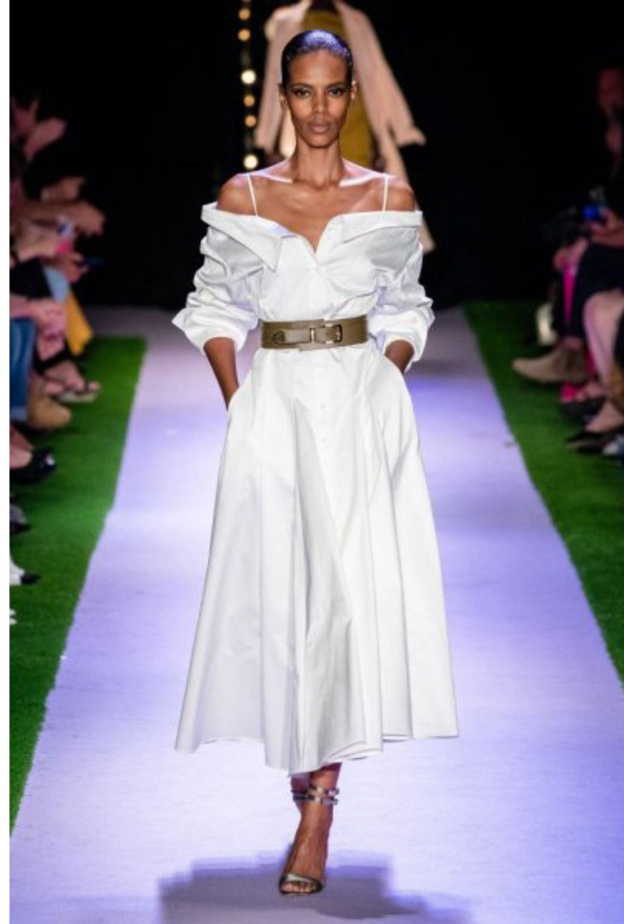 استوحي اطلالاتك بفساتين اللون الأبيض الكاجوال من عروض الأزياء العالمية