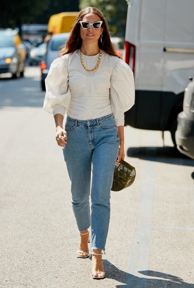  نسقي اطلالة أنثوية مواكبة للموضة في موديلات بلايز اكمام منفوخة