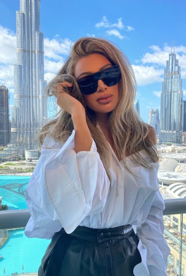 نسقت مايا دياب قميص أبيض مع بنطلون خصر عال من الجلد الأسود