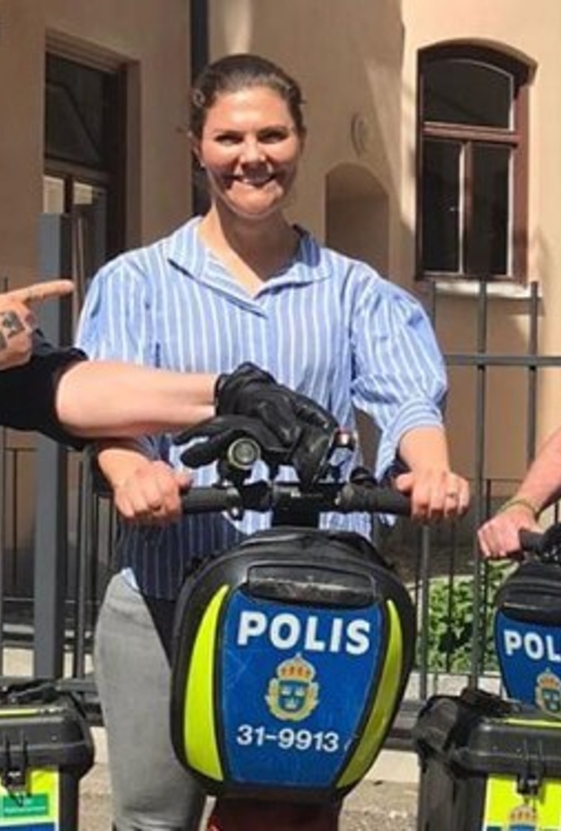 الأميرة فيكتوريا تلتقي مجموعة من رجال الشرطة