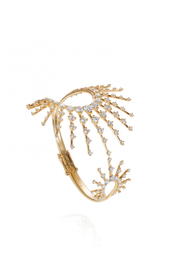 عقد من بياجيه