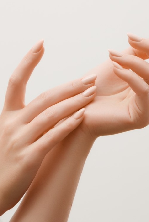 العسل لترطيب الأظافر وتطويلها