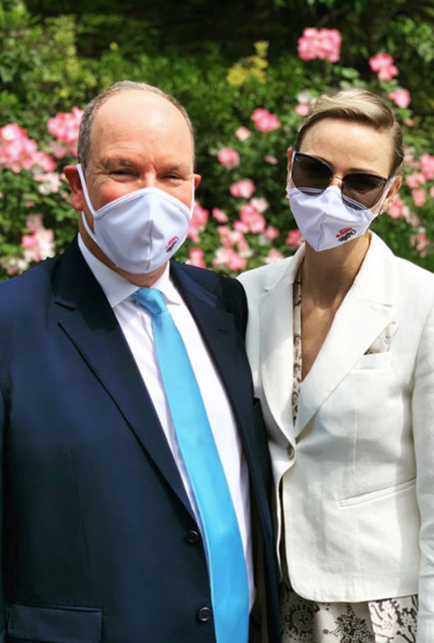  أميرة موناكو ترتدي القناع بأسلوب ملكي وعصري