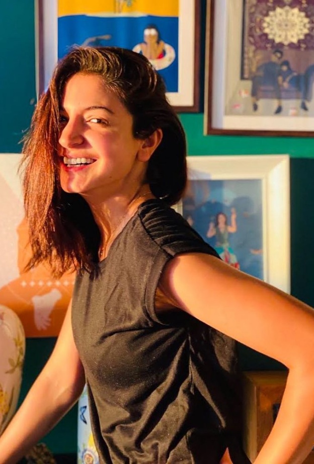 تعليق ساخر من أنوشكا شارما على صورها في العزل المنزلي