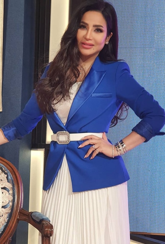  طرق ارتداء موديلات بلايزر مع التنورة البليسيه من اجمل اطلالات لجين عمران