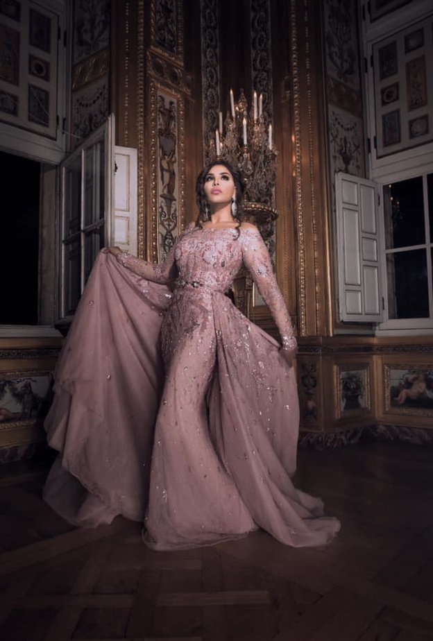 أطلت بفستان أنيق باللون الزهري الباستيل من تصميم زهير مراد