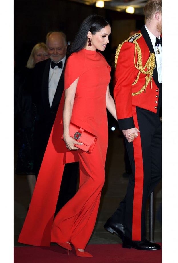  ميغان ماركل ساحرة بفستان من دار Safiyaa مع الكاب الطويل