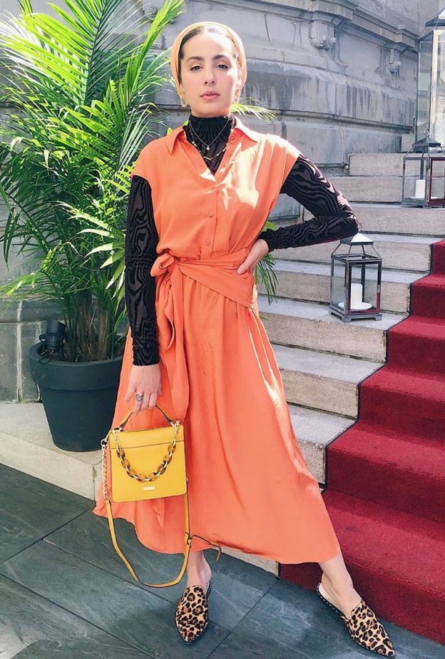 اطلالات صيفية للمحجبات باللون المرجاني على طريقة الفاشينيستا آسيا