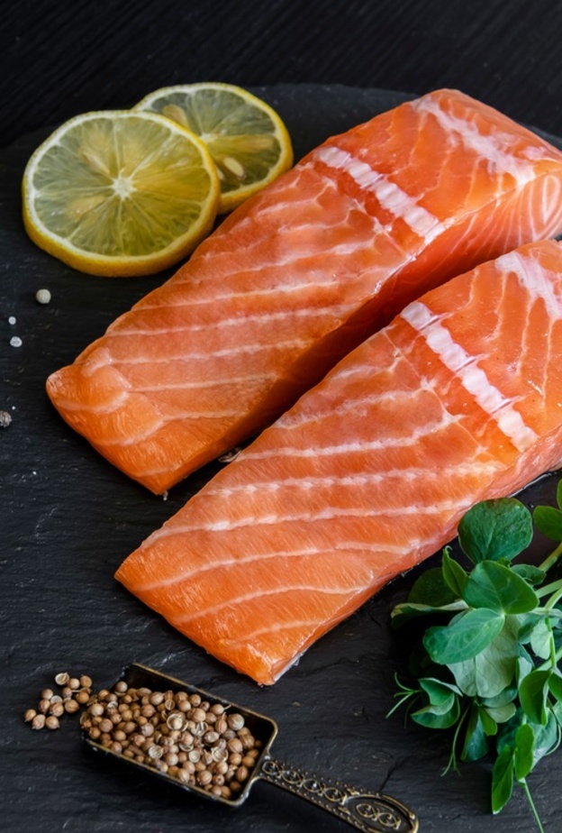 السلمون من الاسماك الغنية بفيتامين د