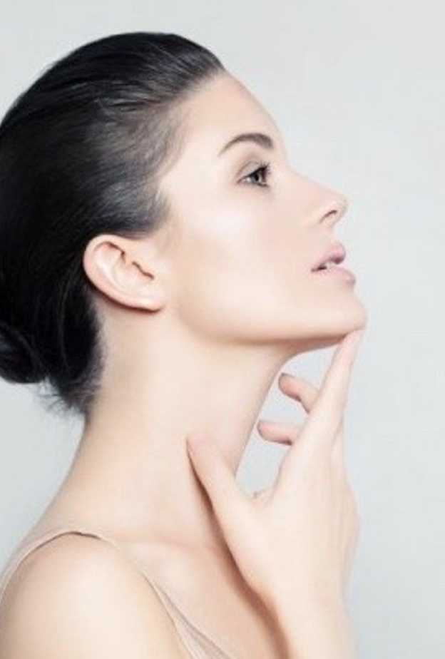 تعمل حقن البوتوكس على المساعدة في شد مظهر عضلات الرقبة