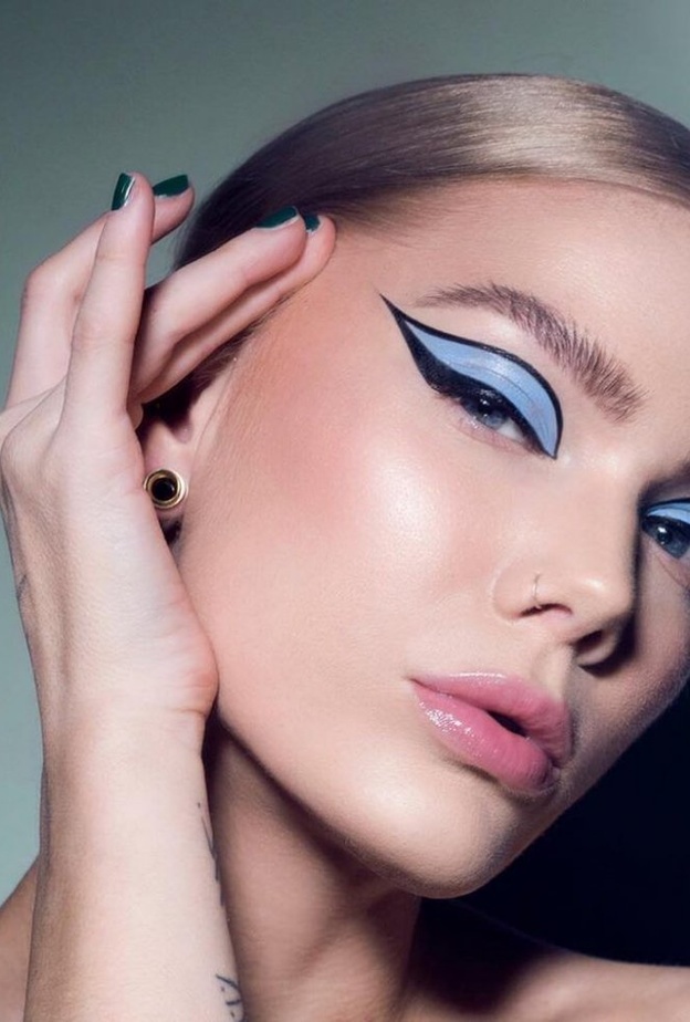 مكياج عيون صيفي بالكحل الملون موضة