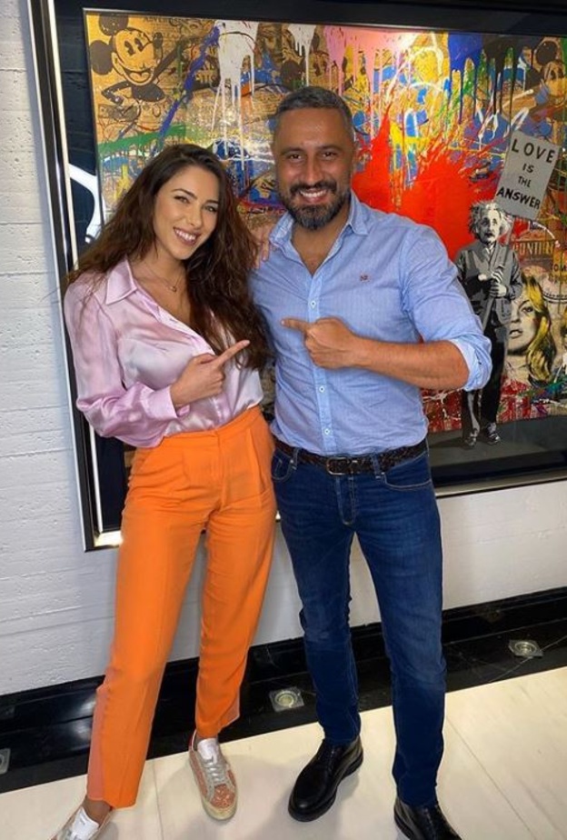 نسقت دانييلا القميص الزهري مع السروال البرتقالي