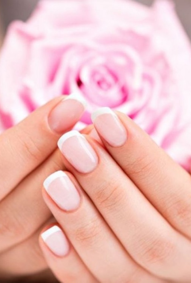 المواد الكيميائية المستخدمة في لصق الأظافر الاصطناعية قد تضر بالأظافر وتسبب الحساسية