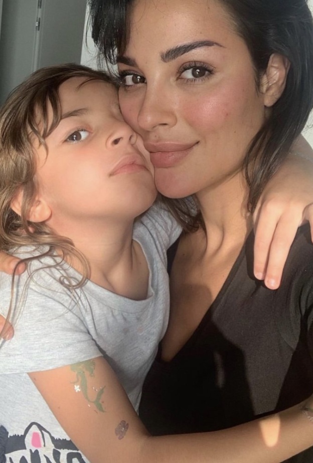 صورة جديدة مليئة بالحب تجمع بين نادين نسيب نجيم وابنتها هافن