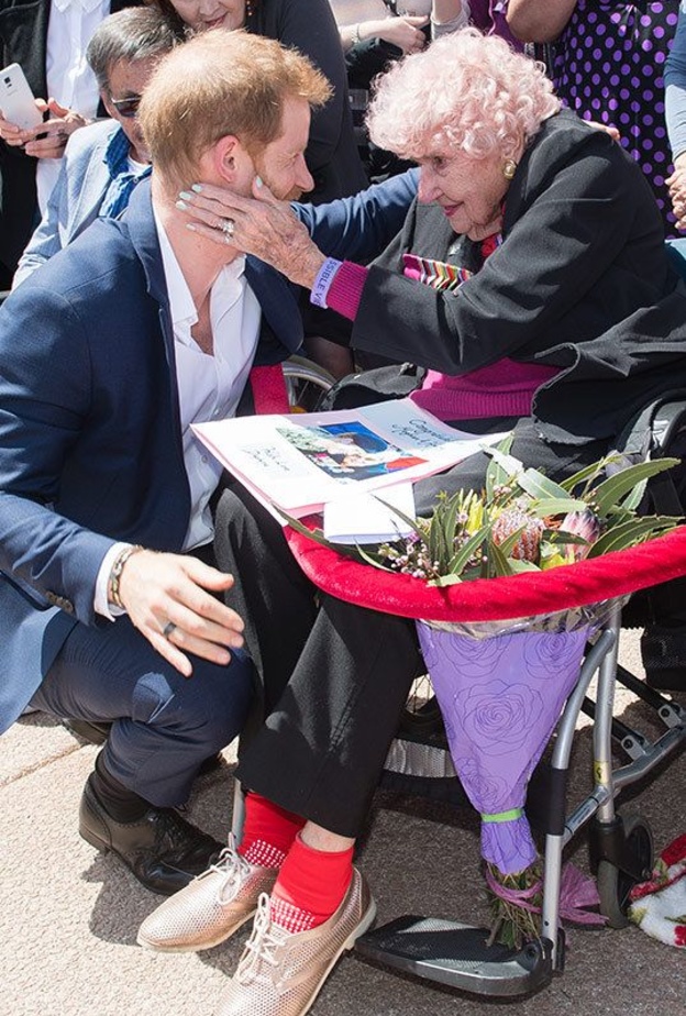 بالعناق يكسر أفراد العائلة المالكة البريطانية البروتوكول الملكي