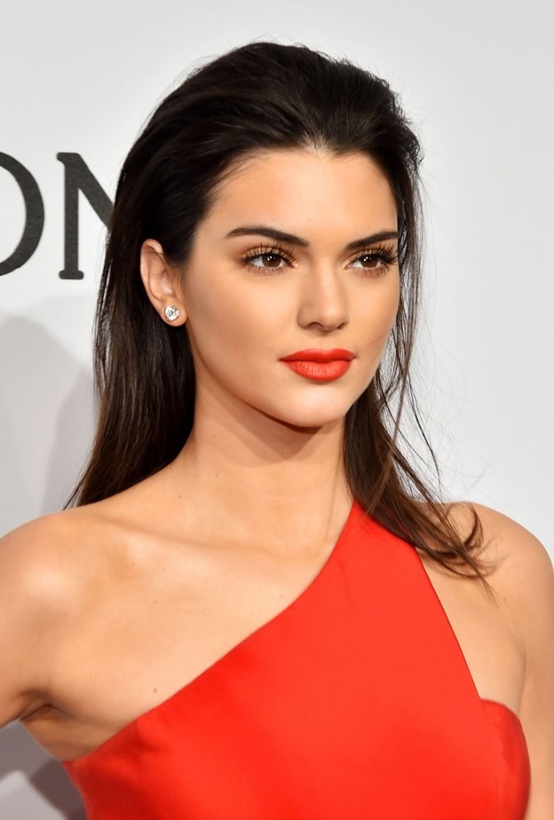  الوان احمر شفاه مرجاني موضة صيف 2020 بأسلوب Kendall jenner