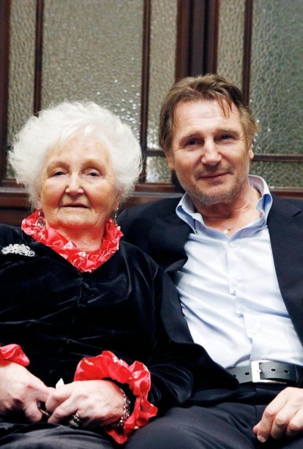 ليام نيسون وأمه