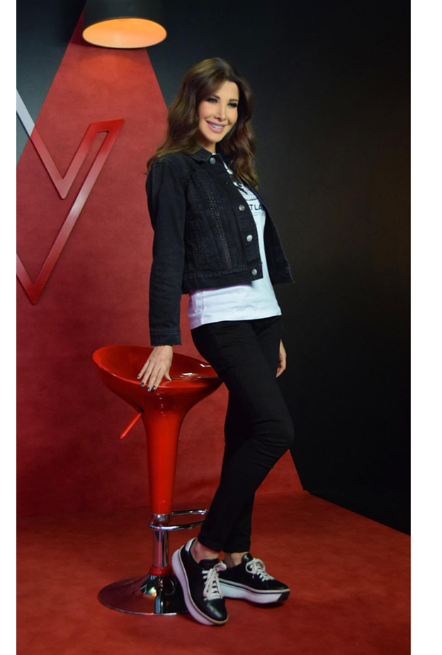 صور اطلالات نانسي عجرم باحذيه السنيكرز الرياضية والمسطحة