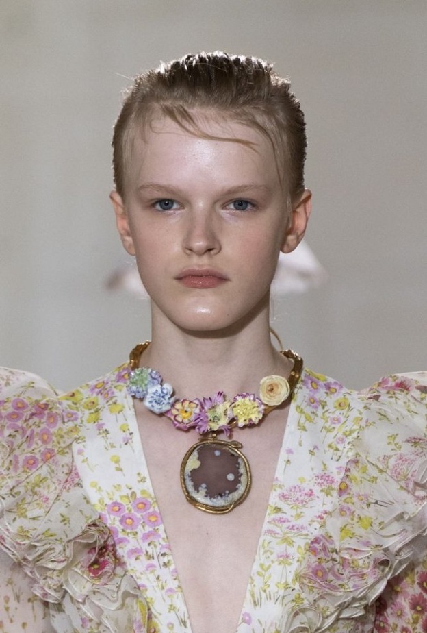 موديلات اكسسوارات القلادات الكبيره والموردة من Giambattista Valli