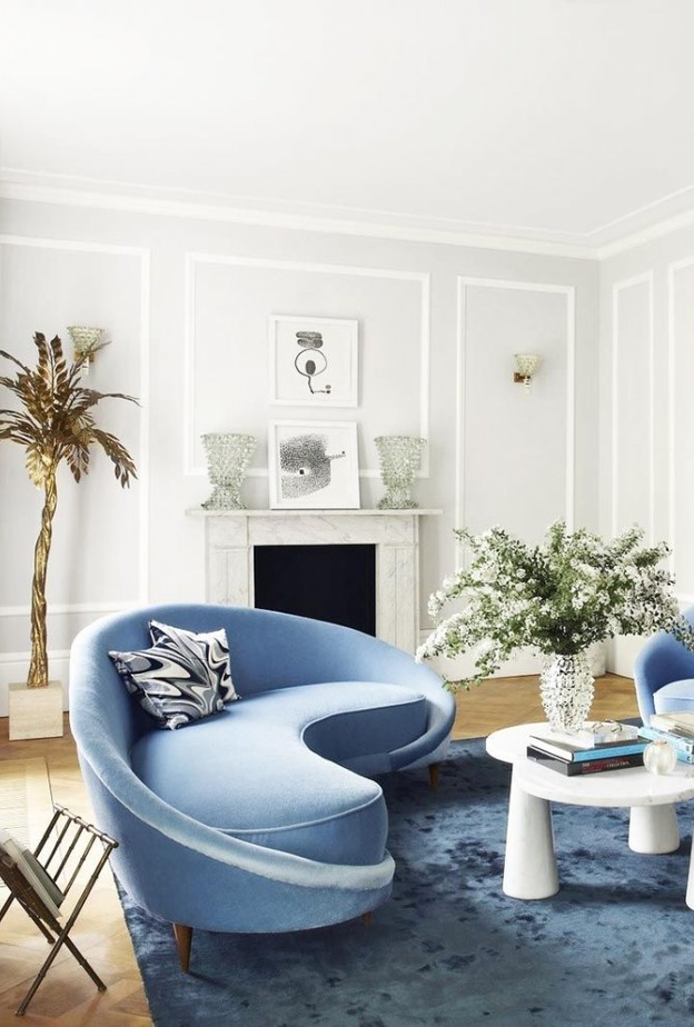 كنب مودرن بلونه الأزرق الباستيل لغرفة معيشة كلاسيك