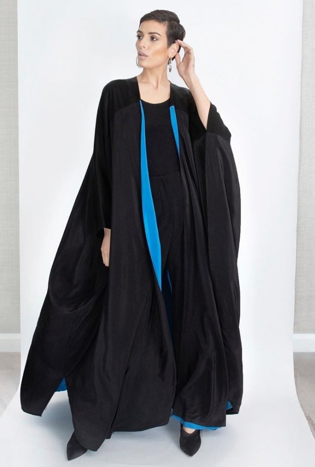عباية مينيمالية تحاكي موضة color block من Ghudfah
