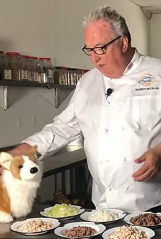 طاهي ملكي سابق يكشف عن وجود قائمة طعام خاصة بكلاب الملكة الأليفة