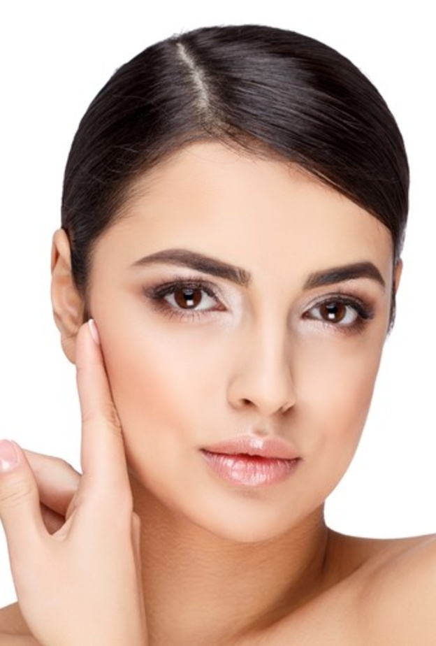 العناية بالبشرة على مدار العام محور جمالها مدى الحياة