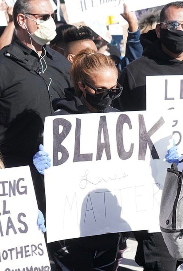 إعتمدت لوبيز تسريحة ذيل الحصان