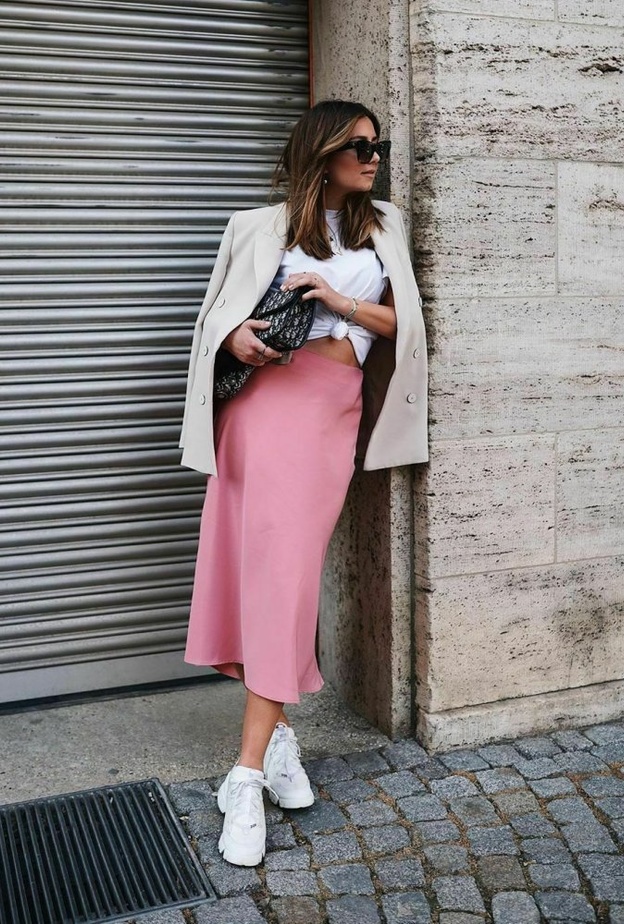 تنسيقات أنثوية وعصرية في التنانير الساتان