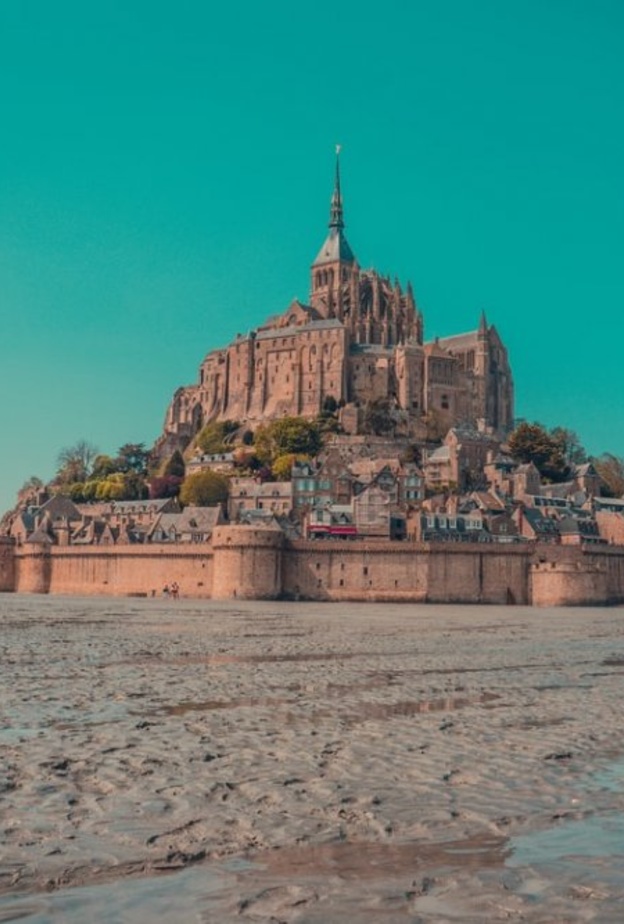 قلعة مونت سانت ميشيل Mont-Saint-Michel، فرنسا بواسطة Bharat Patil.