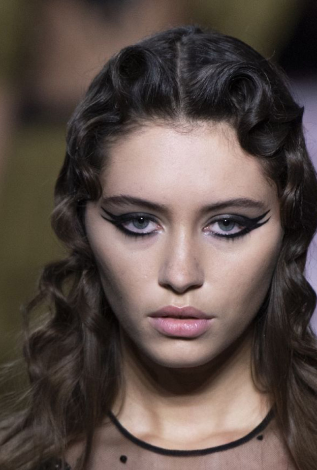 طريقة رسم ايلاينر غرافيكي للعيون اللوزية من Miu Miu