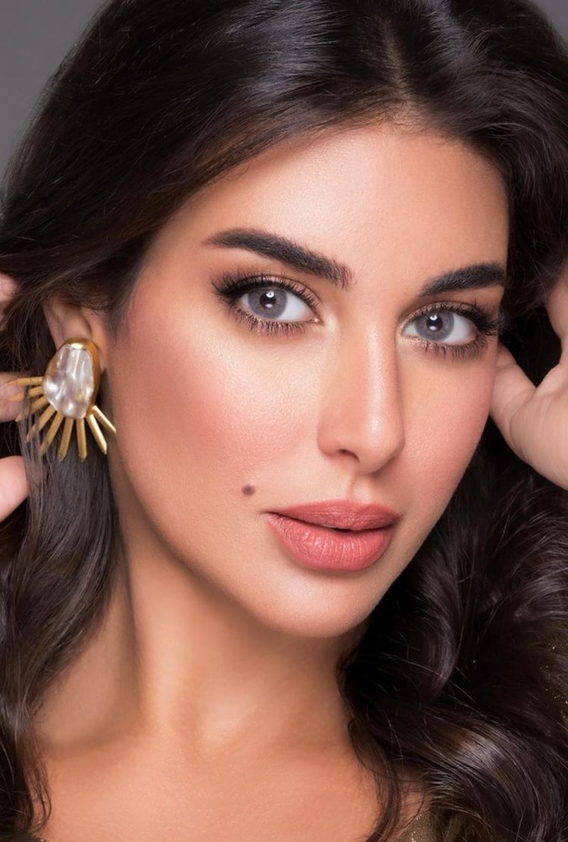 ياسمين صبري اختارت مكياج ناعم مع فستانها الازرق