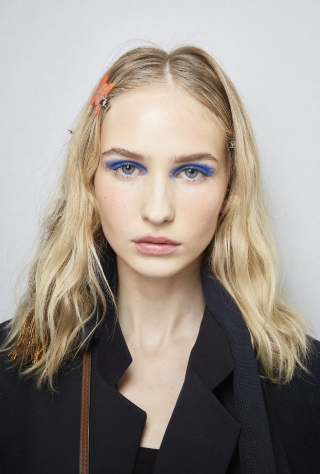 رسمات مكياج مع الالوان الصارخة والزرقاء أجدد صيحات صيف 2020 من Tadashi Shoji