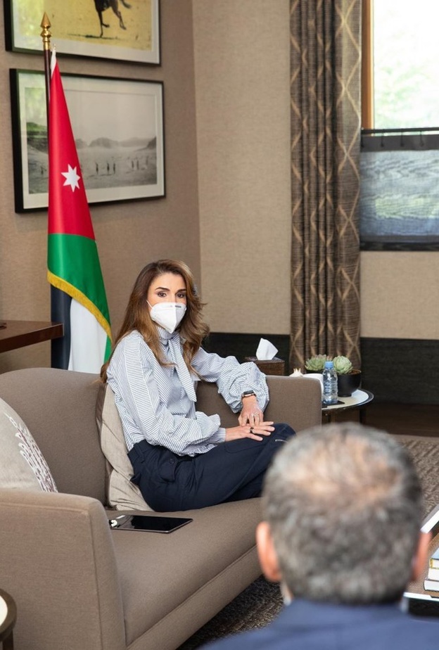 تألقت بلوك كلاسيكي أنيق مع لمسة من العصرية