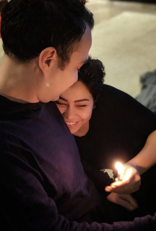 صورة عفوية نشرتها شيرين برفقة زوجها لتنفي إشاعات خلافهما